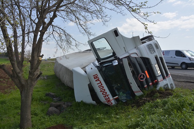 Siverek'te sarımsak yüklü TIR şarampole devrildi