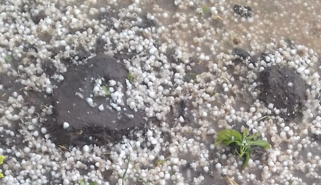 Dönemeç Mahallesinde dolu etkili oldu
