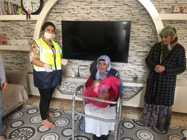 Asırlık çınarlara sürpriz doğum günü
