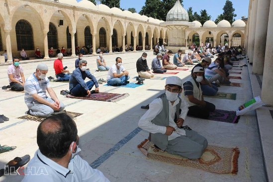 Şanlıurfa'da uzun bir aradan sonra ilk Cuma namazı kılındı
