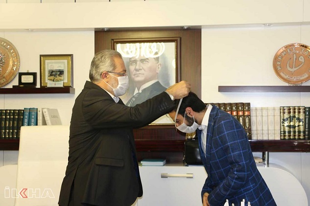 Kur'an'ı Kerim'i güzel okuma yarışmasında derece giren genç ödüllendirildi