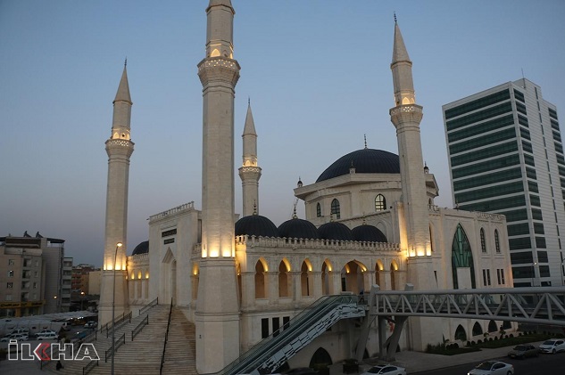 Cami minarelerinden 'zorunlu olmadıkça dışarı çıkmayın' çağrısı