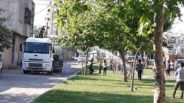 Siverek'te çocuklar su tankerinden sıkılan suyla serinledi