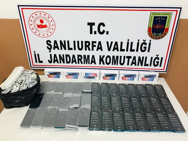 Şanlıurfa'da bir araçta kaçak sigara ve cep telefonu ele geçirildi
