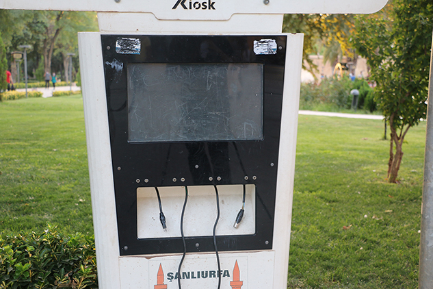 Engelli araç şarj istasyonunun çalışmaması engelli genci mağdur etti
