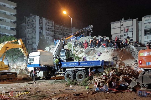 İzmir depreminde hayatını kaybedenlerin sayısı 60'a yükseldi