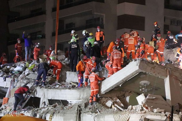 İzmir depreminde hayatını kaybedenlerin sayısı 62'ye yükseldi

