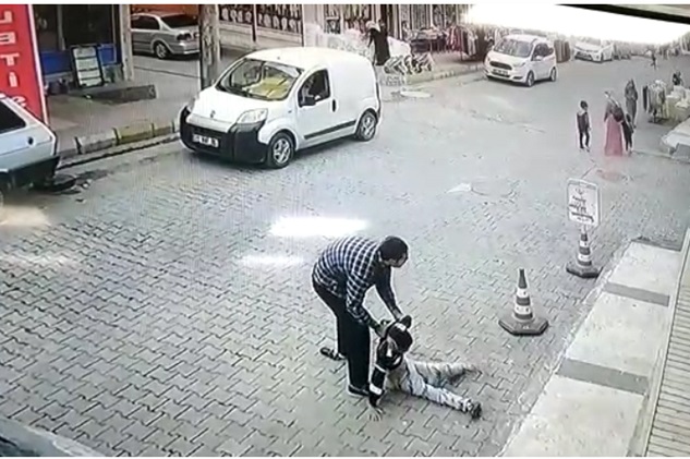 Şanlıurfa'da küçük çocuğa şiddet güvenlik kameralarına yansıdı