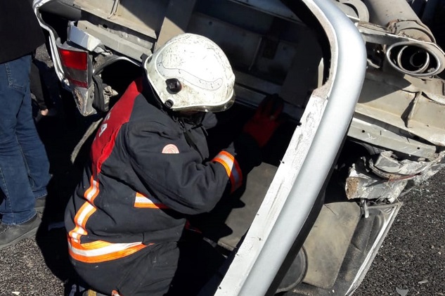 Siverek'te otomobil takla atarak devrildi: 3 yaralı