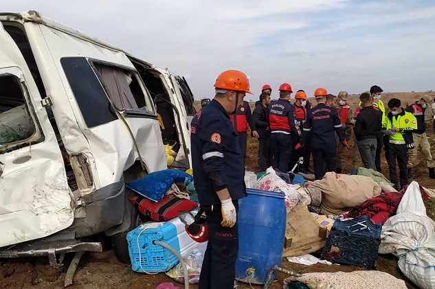Siverekli tarım işçilerini taşıyan minibüs kaza yaptı: 11 yaralı