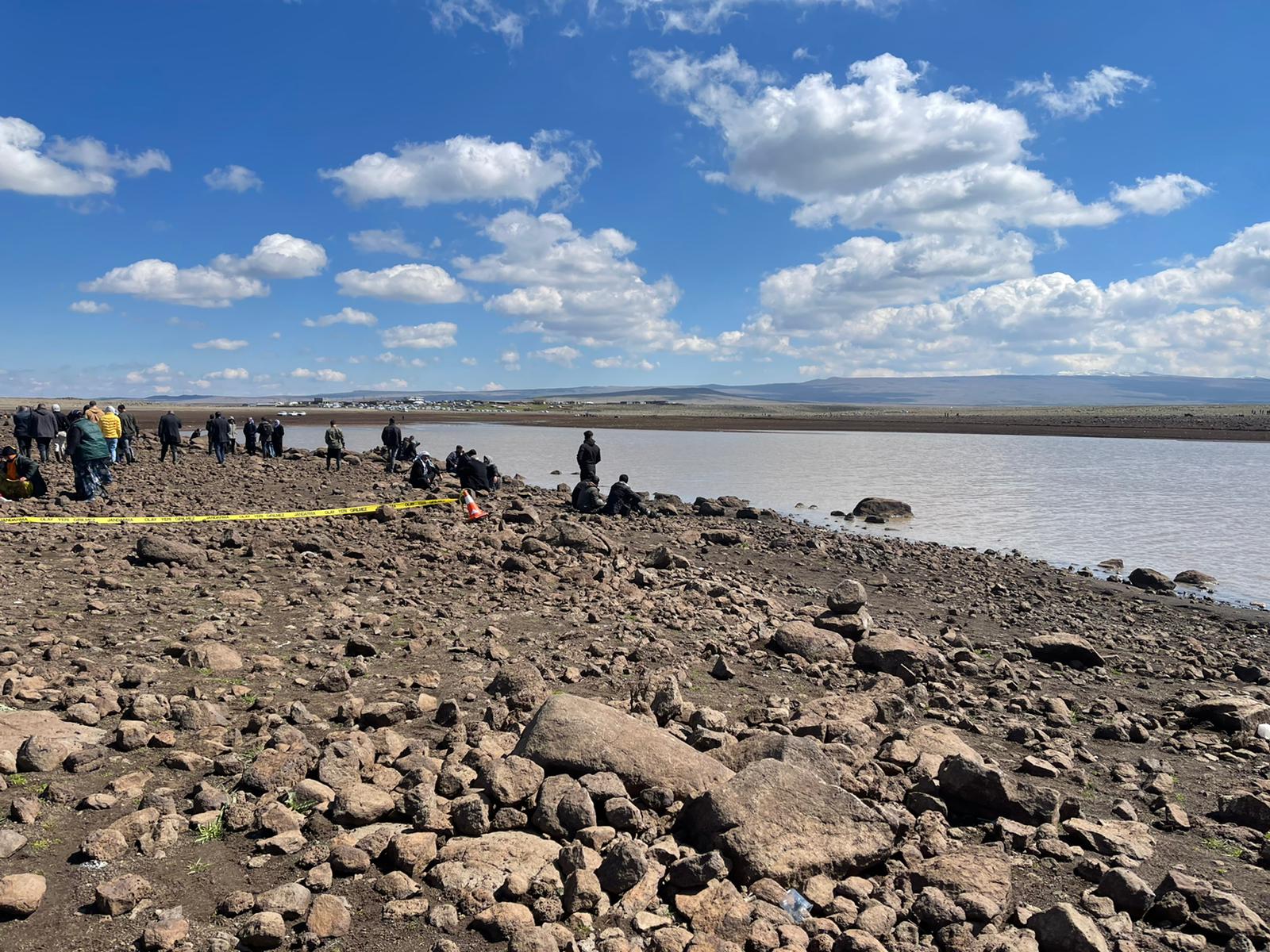 Gölette kaybolan gençleri arama çalışmaları sürüyor