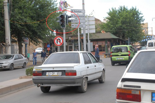 ELEKTRİK KESİNTİSİ TRAFİĞİ TEHLİKEYE SOKUYOR