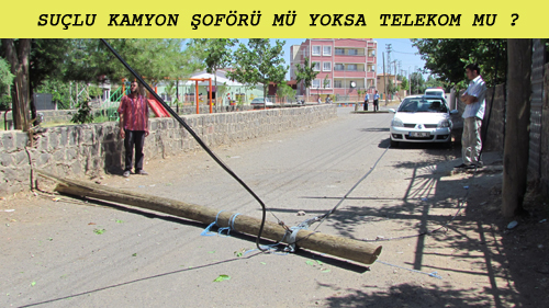 KAMYON 3 TELEKOM DİREĞİNİ DEVİRDİ