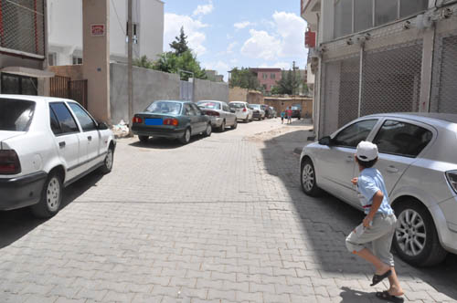 ARA SOKAKLAR ARAÇLARLA DOLDU