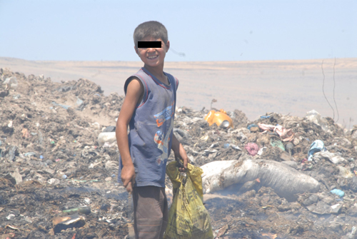 AİLE GELİRLERİNE YARDIM ETMEK İÇİN ÇÖPTE ÇALIŞIYORLAR