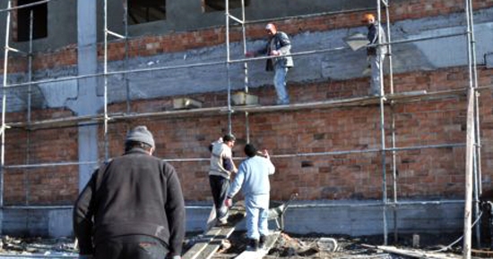 İNŞAATTAN DÜŞEN İŞÇİ HAYATINI KAYBETTİ