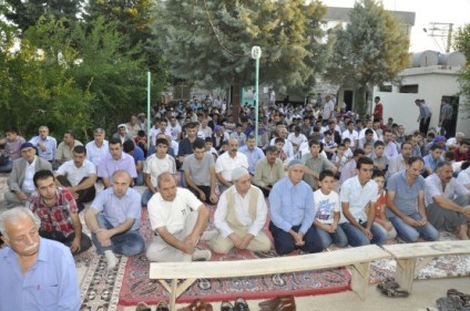 BAYRAM NAMAZINDA CAMİLER DOLDU TAŞTI