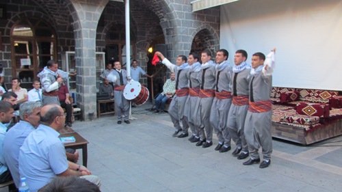 HALK OYUNLARI EKİBİ GÖSTERİSİ