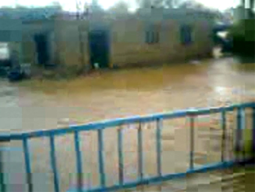 SEL YOĞUNCA KÖYÜNÜ VURDU.