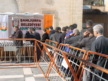 Ş.URFA BELEDİYESİ AŞURA DAĞITTI