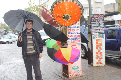 YAĞIŞLAR ŞEMSİYE SATIŞLARINI ARTIRDI