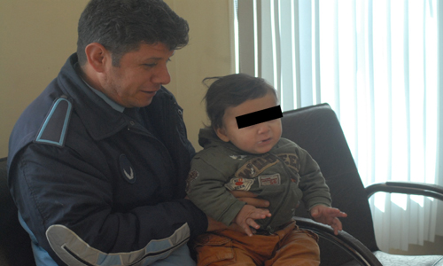 DİLENCİ ANNE ÇOCUĞUNU BIRAKIP KAÇTI