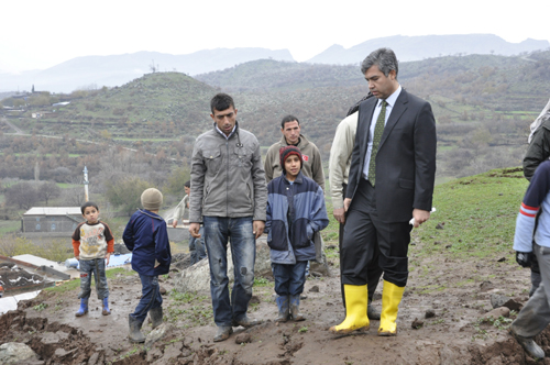 ERKAL, HEYELANDAN ZARAR GÖREN BAHÇE KÖYÜNDE