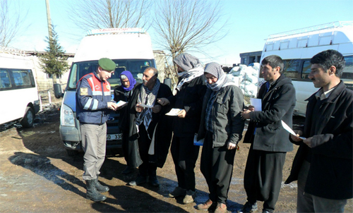 JANDARMA OKUL SERVİS SÜRÜCÜLERİNE BROŞÜR DAĞITTI