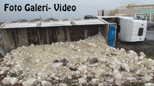 SİVEREKTE MERMER YÜKLÜ TIR DEVRİLDİ: 1 YARALI