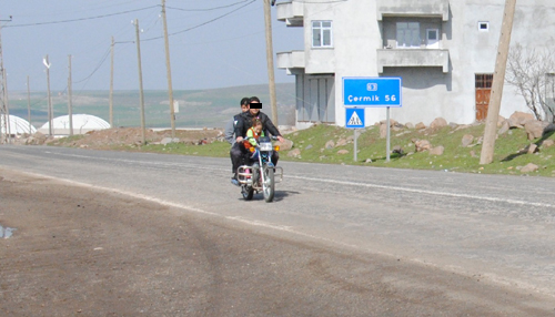 KASKSIZ SÜRÜCÜLER ÖLÜME DAVETİYE ÇIKARIYOR