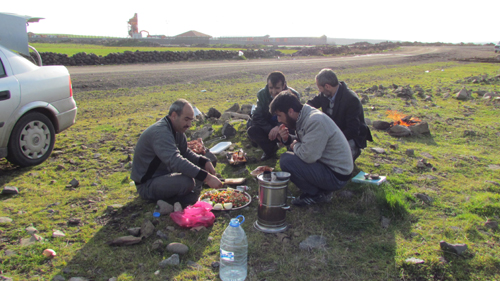 GÜNEŞLİ HAVAYI GÖRENLER PİKNİK ALANLARINA AKIN ETTİ