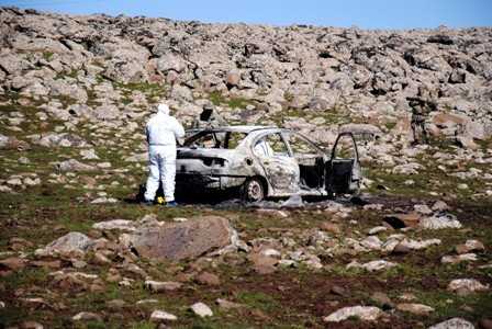 ARAÇ İÇİNDE YANMIŞ ERKEK CESEDİ BULUNDU
