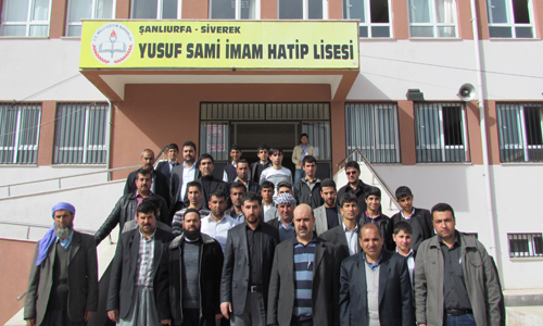 VELİLERDEN OKUL ÖNÜNDEKİ TEKEL BAYİSİNE TEPKİ