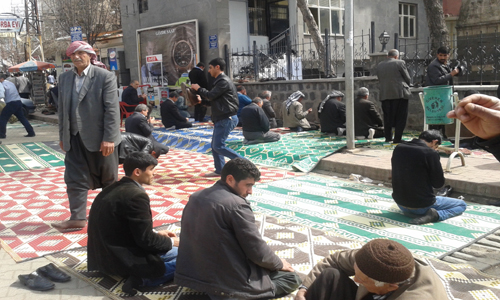 CUMA NAMAZINI CADDE ÜZERİNE KILDILAR