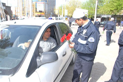 POLİSTEN VATANDAŞA KARANFİL