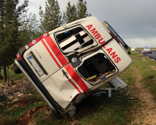 AMBULANS KAZA YAPTI: 5 YARALI