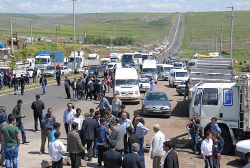 MAHALLE SAKİNLERİ 1 SAAT YOLU TRAFİĞE KAPATTI