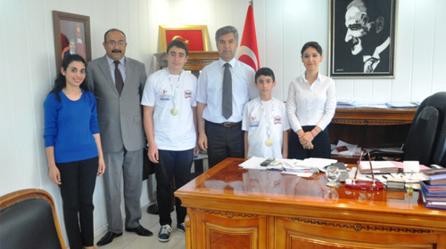 ERKAL BAŞARILI ÖĞRENCİLERE LAPTOP HEDİYE ETTİ