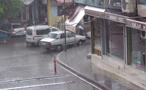 SİVEREK TE SAĞANAK YAĞMUR ETKİLİ OLDU