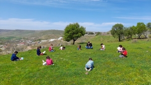 Siverek'te öğrenciler güneşli havada kitap okudu