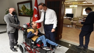 Vali Erin İki Engelliye tekerlekli sandalye hediye etti