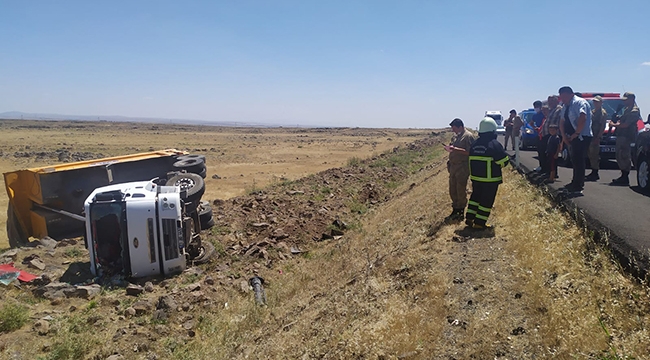 Siverek'te kamyon şarampole devrildi: Bir yaralı