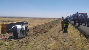 Siverek'te kamyon şarampole devrildi: Bir yaralı