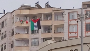 Siverekliler evlerinin balkonuna dev Filistin bayrağı astı