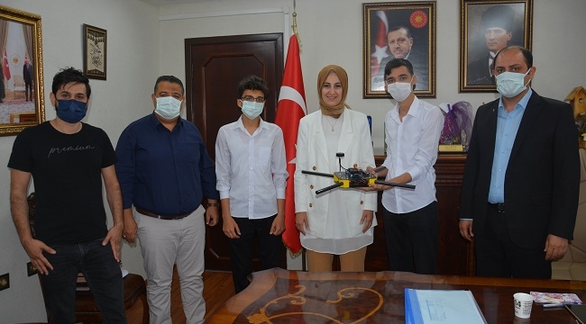Başkan Çakmak İHA tasarlayan öğrencileri kabul etti