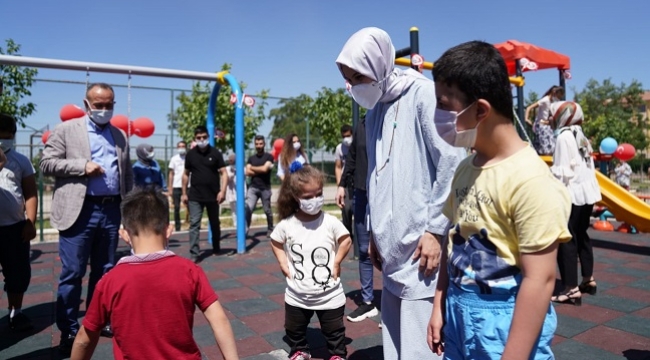Başkan Çakmak özel öğrencilerle çocuk oyun parkının açılışını yaptı