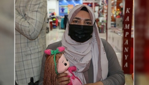 Engelli kadın halk eğitim merkezinde oyuncak bebek yapmayı öğrendi
