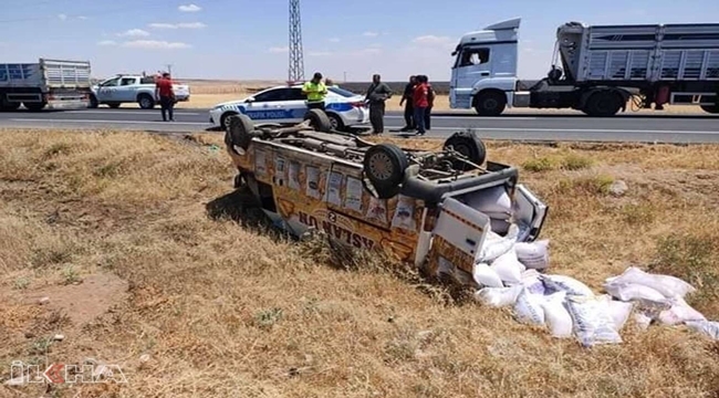 Şanlıurfa'da un yüklü minibüs devrildi