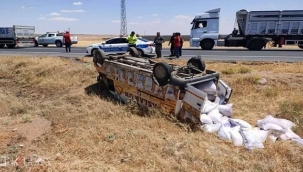 Şanlıurfa'da un yüklü minibüs devrildi