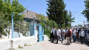 Hilvan'da elektrik kesintilerini protesto eden muhtarlar DEDAŞ'a yürüdü